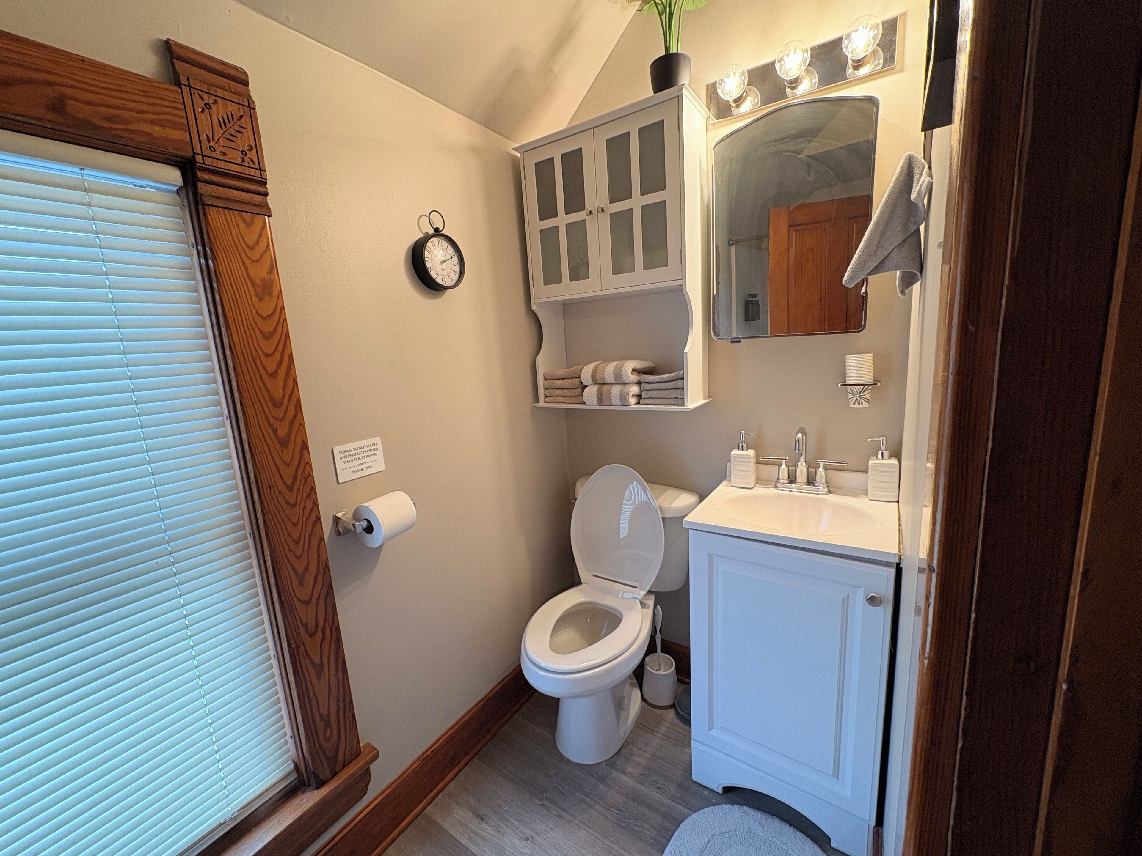 Douche, sèche-cheveux, serviettes fournies, savon