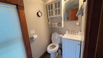 Douche, sèche-cheveux, serviettes fournies, savon