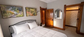 15 Min to Lansing • 2BR • In-Unit Washer & Dryer