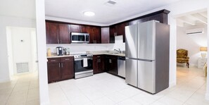 Een koelkast, een microgolfoven, een oven, een kookplaat