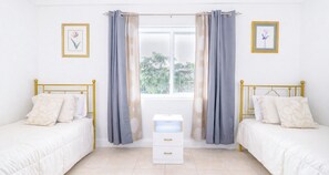 5 habitaciones, escritorio y tabla de planchar con plancha 