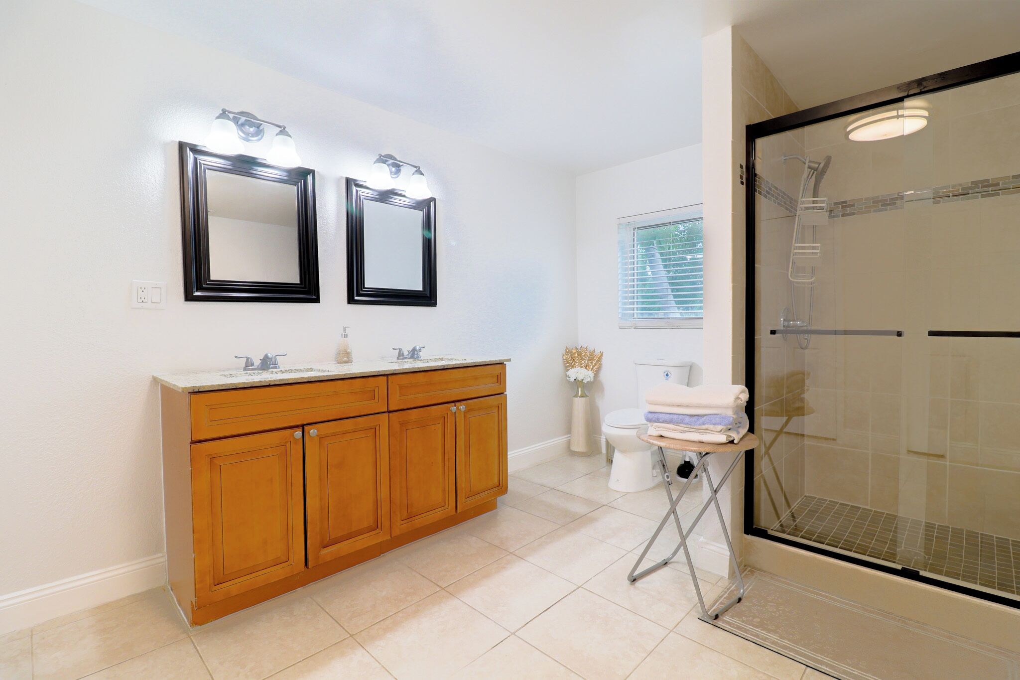 シャワー、ヘアドライヤー、タオル、石鹸