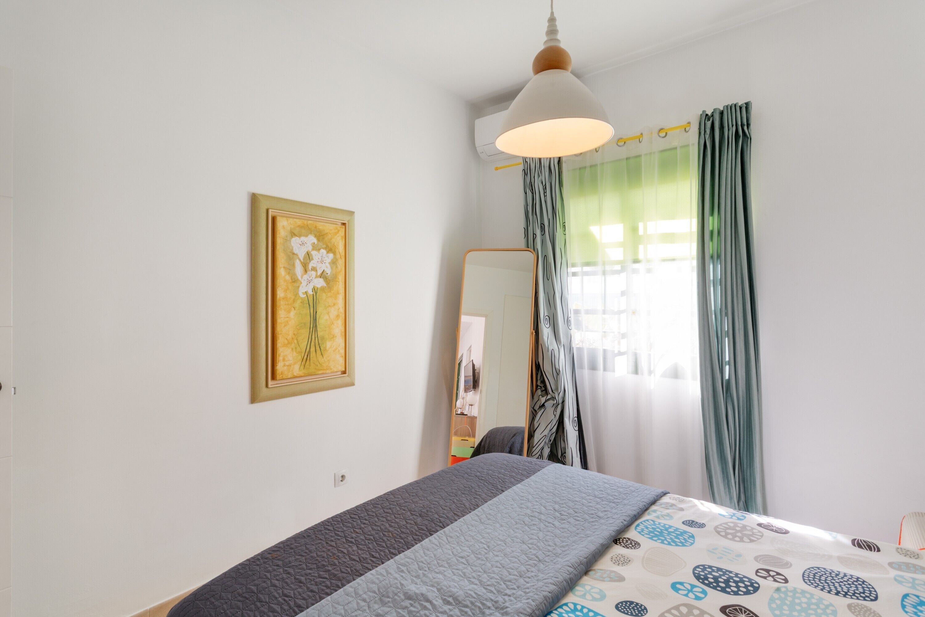 Een strijkplank/strijkijzer, wifi, beddengoed, rolstoeltoegankelijk