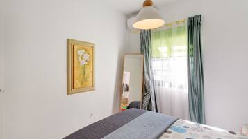 Een strijkplank/strijkijzer, wifi, beddengoed, rolstoeltoegankelijk