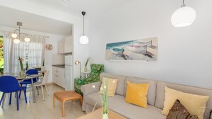 Ein modernes Wohnzimmer mit einer Couch, einem Couchtisch und einem Essbereich.