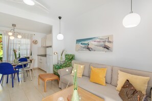 Ein modernes Wohnzimmer mit einer Couch, einem Couchtisch und einem Essbereich.