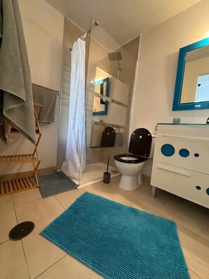 Een douche, een haardroger, handdoeken