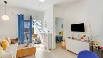 Tabla de planchar con plancha, wifi y ropa de cama