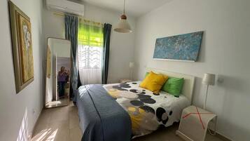 Een strijkplank/strijkijzer, wifi, beddengoed, rolstoeltoegankelijk