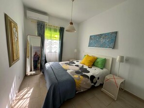 Een strijkplank/strijkijzer, wifi, beddengoed, rolstoeltoegankelijk