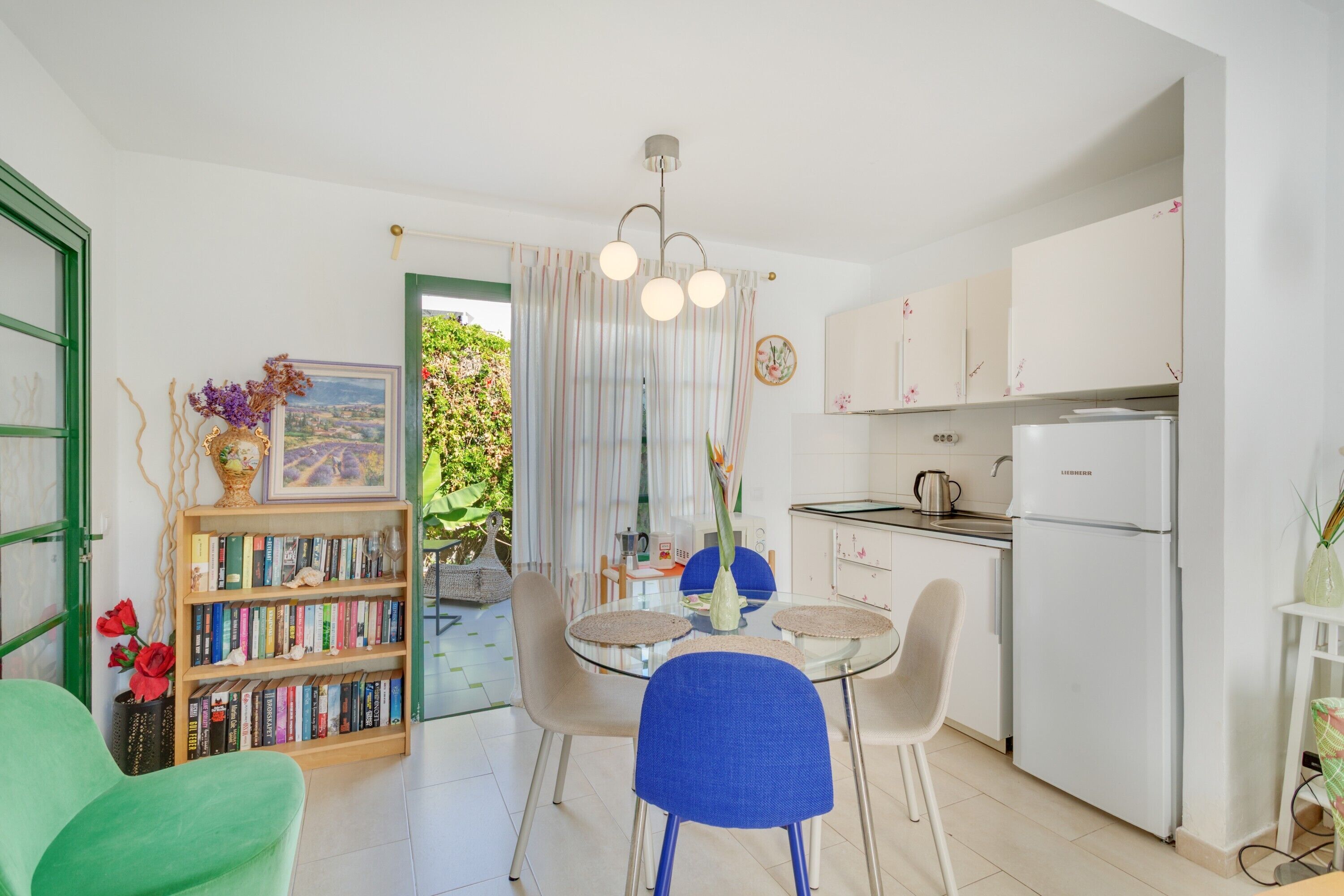 Een koelkast, een magnetron, een kookplaat