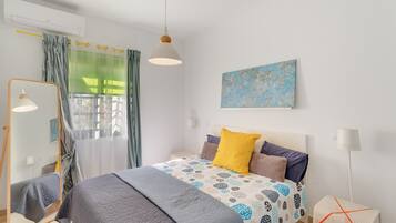 Tabla de planchar con plancha, wifi y ropa de cama