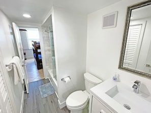 Dusche, Haartrockner, Handtücher, Seife