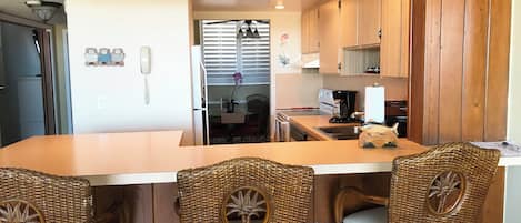 Mikrobølgeovn, ovn, kokeplater og oppvaskmaskin