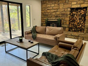 TV connectée, cheminée, livres