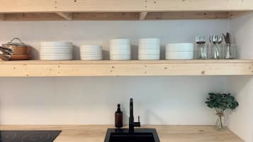 Jääkaappi, mikroaaltouuni, liesi, kahvin-/teenkeitin