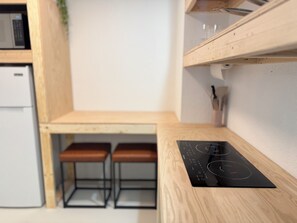 Réfrigérateur, micro-ondes, plaque de cuisson, cafetière/bouilloire