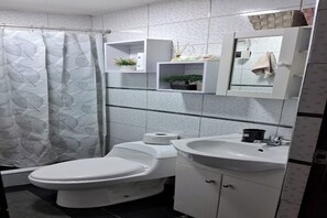 Shower, hair dryer, towels, soap - Relax Department 🏡 Ideal for Families and Long Term Stay (Los Olivos)