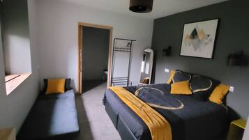 4 bedrooms, iron/ironing board, WiFi, bed sheets