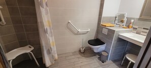 Dusche, Haartrockner, Handtücher, Seife