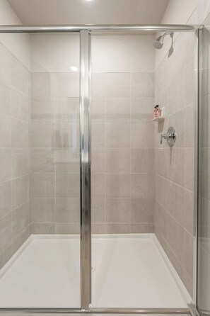 Dusche, Haartrockner, Handtücher, Seife