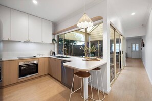 Geladeira, micro-ondas, fogão, cooktop