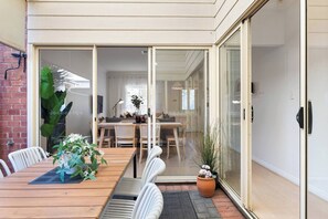 Outdoor dining - Thebarton Escape Heritage Charm and Modern Comfort (Thebarton)