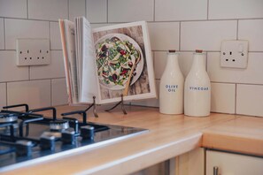 冷蔵庫、電子レンジ、コンロ、トースター