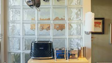 Jääkaappi, mikroaaltouuni, liesi, leivänpaahdin