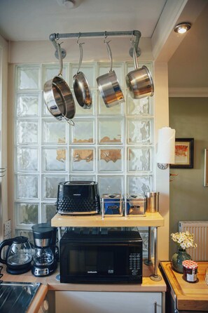 冷蔵庫、電子レンジ、コンロ、トースター