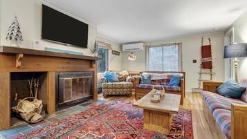 Una televisión, una chimenea