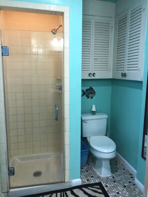 Shower, hair dryer, towels - Sleeps 18. Downtown - One Level Home - Short Walk To Beach (Ocean City)