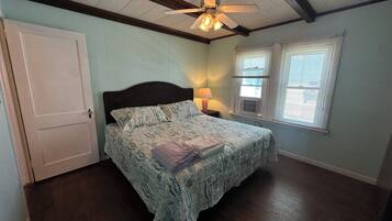 Iron/ironing board, Internet, bed sheets