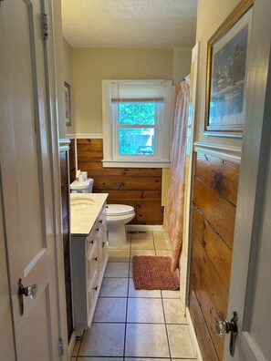 Shower, hair dryer, towels - Sleeps 18. Downtown - One Level Home - Short Walk To Beach (Ocean City)