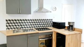 Een koelkast, een microgolfoven, een oven, een kookplaat