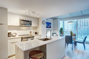 Fridge, microwave, oven, stovetop - Humaniti - Serviced 1-Bedroom in Montreal (Montreal)