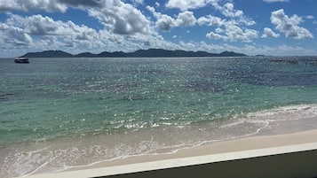 Na praia, toalhas de praia