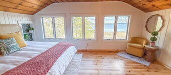 Newly Renovated, Lake House Beauty close to Acadia