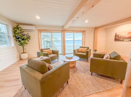 Newly Renovated, Lake House Beauty close to Acadia