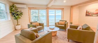 Newly Renovated, Lake House Beauty close to Acadia
