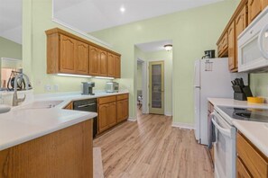 Jääkaappi, mikroaaltouuni, uuni, liesi