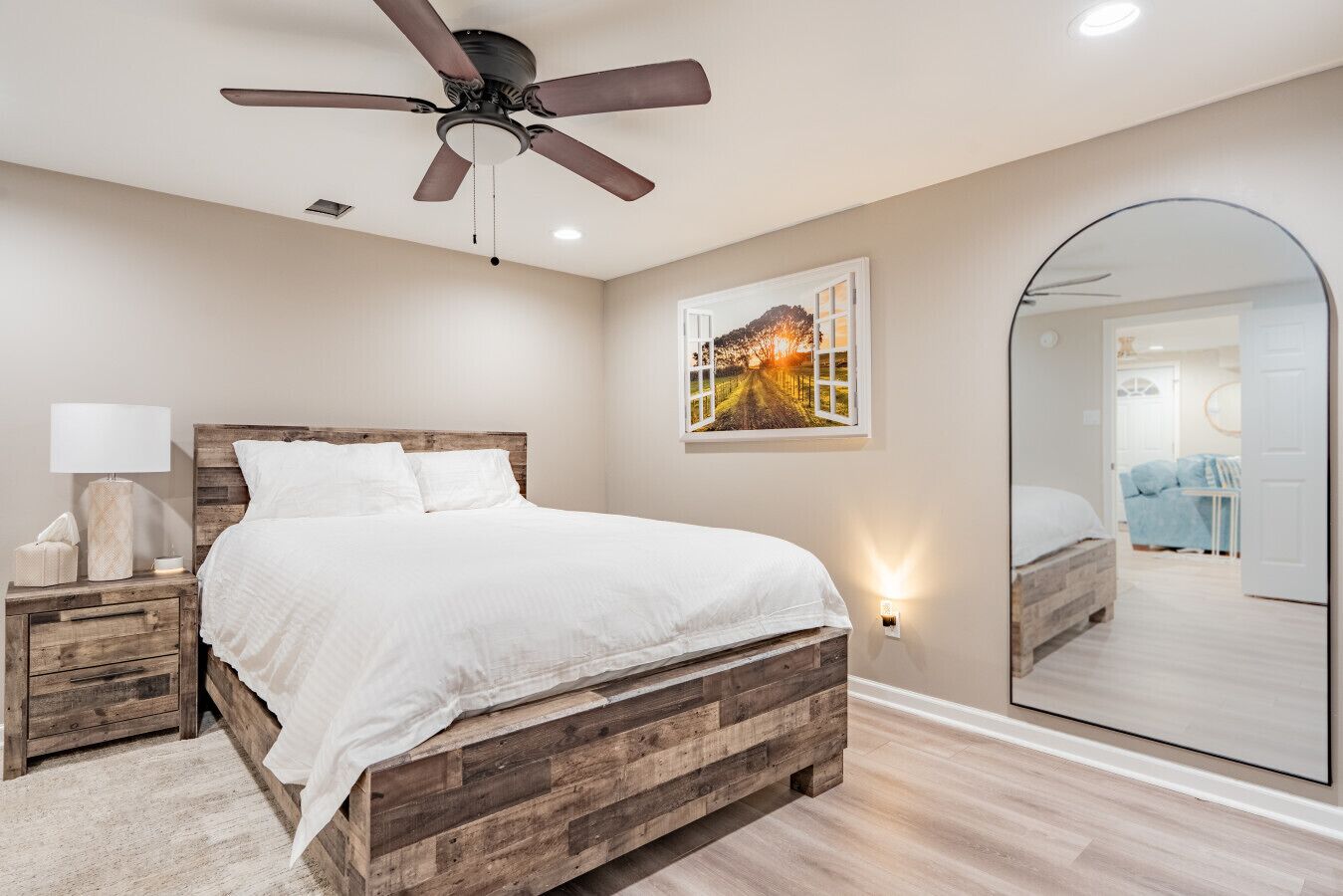 Bureau, fer et planche à repasser, lit parapluie, Wi-Fi