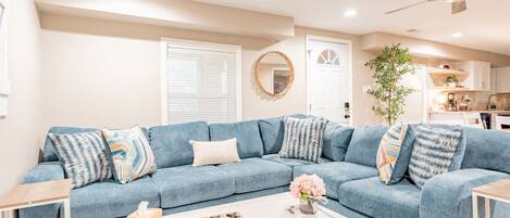 Télévision, table de tennis de table, livres