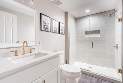 Spacious Lower-Level Retreat - Modern & Comfortable
