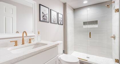 Spacious Lower-Level Retreat - Modern & Comfortable