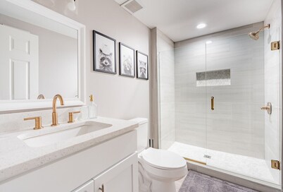 Spacious Lower-Level Retreat - Modern & Comfortable