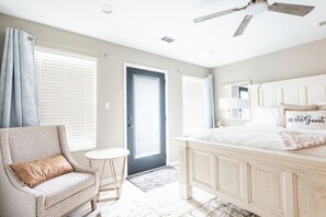 1 chambre, bureau, fer et planche à repasser, lit de bébé portatif