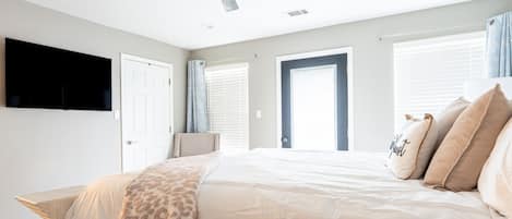 Bureau, fer et planche à repasser, lit parapluie, Wi-Fi