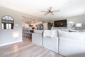 Televisio, pöytätennispöytä, kirjoja