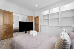 Coffres-forts dans les chambres, bureau, fer et planche à repasser